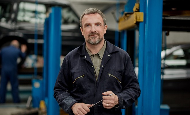 Mechanic-In-Garage Mechanic-In-Garage