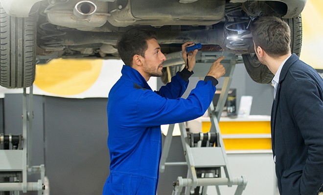 mechanic-discussing-suspension-with-customer Mechanic discussing suspension with customer