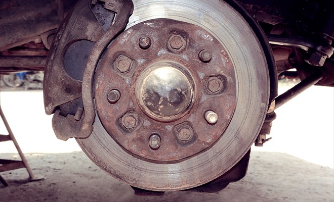 damaged-brake-rotors-on-car Damaged brake rotor