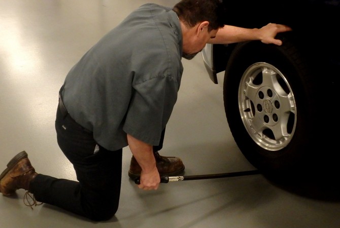 Using Pry Bar to Check for Ball Joint Vertical Looseness Using Pry Bar to Check for Ball Joint Vertical Looseness