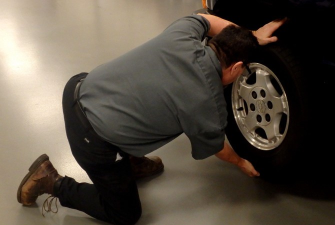 Checking Ball Joint Horizontal Looseness Checking Ball Joint Horizontal Looseness