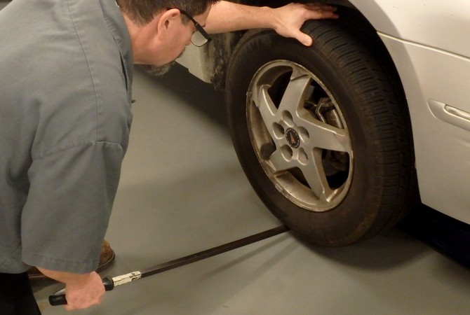 Checking Ball Joint Axial Looseness Checking Ball Joint Axial Looseness