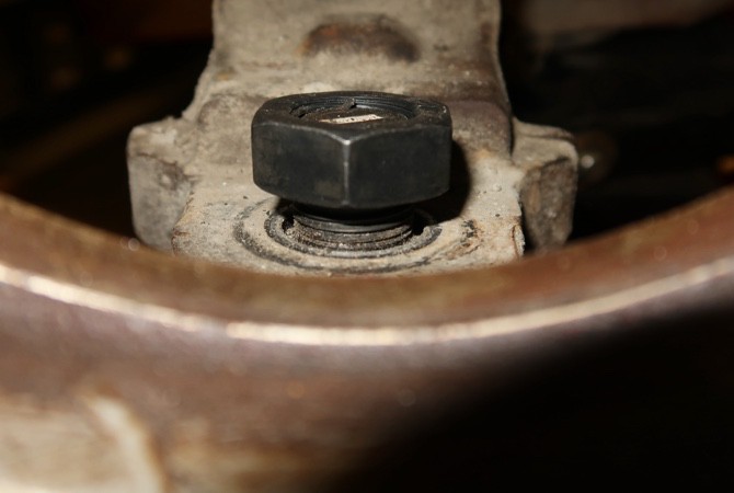 install-new-self-locking-ball-joint-nut-step-4